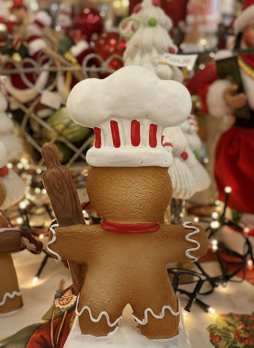 Figurine de Noël représentant Monsieur Ginger, bonhomme pain d’épices cuisinier avec toque blanche, nœud rouge et rouleau à pâtisserie, dans un style féérique et shabby chic romantique