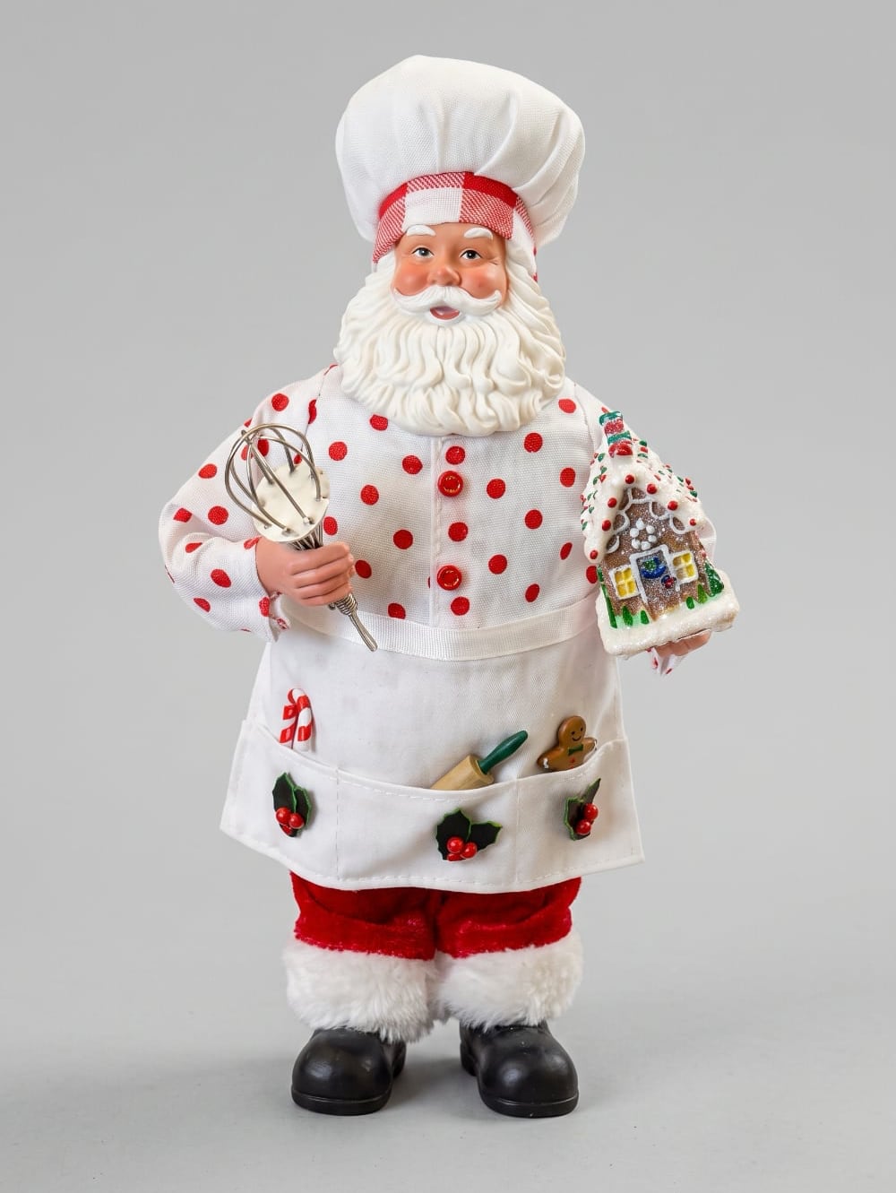 Figurine Père Noël Pâtissier 28 cm en rouge et blanc, tenant un fouet et une maison en pain d’épices, style shabby chic et féérique pour décoration de Noël