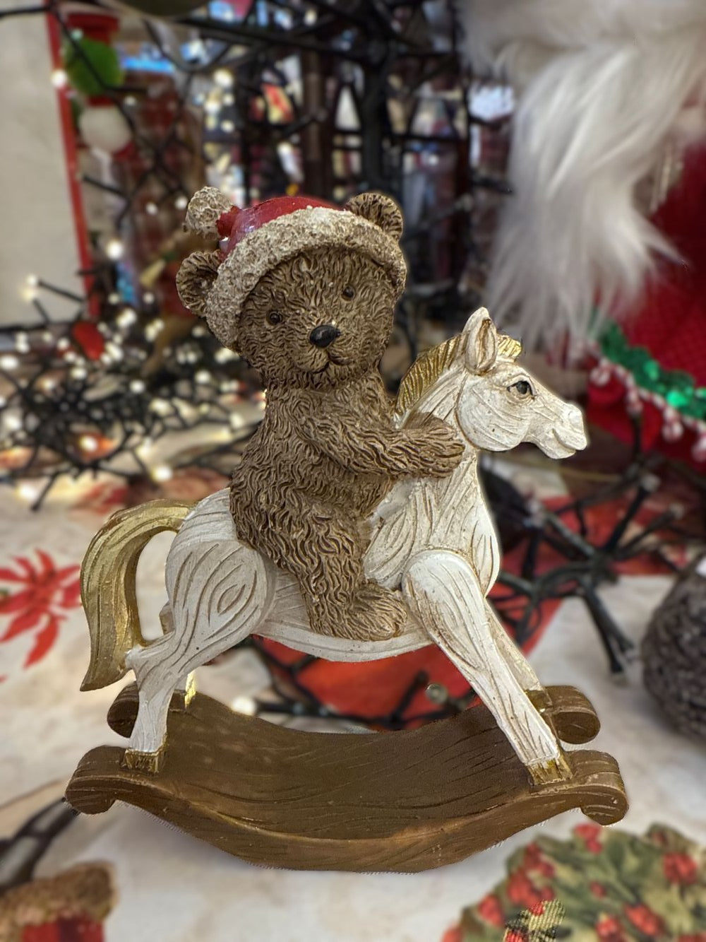 Figurine décorative ourson cavalier de Noël sur cheval à bascule, tons blanc patiné brun et rouge, style romantique shabby chic et ambiance féérique