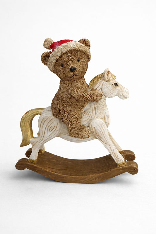 Figurine décorative ourson cavalier de Noël sur cheval à bascule, tons blanc patiné brun et rouge, style romantique shabby chic et ambiance féérique