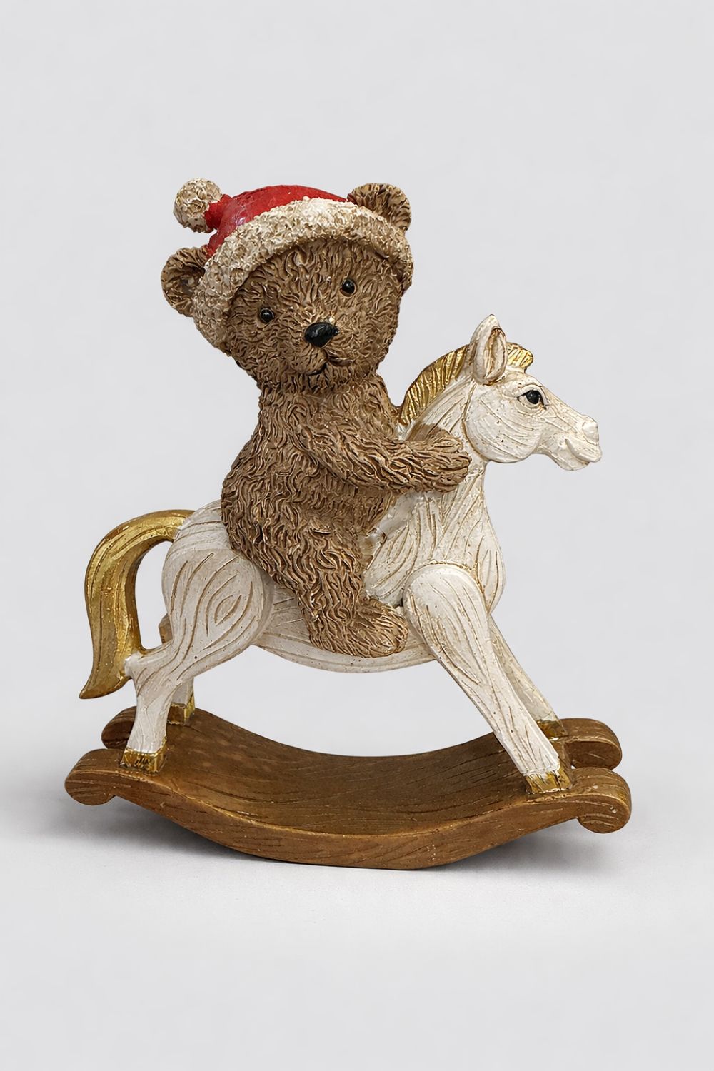 Figurine décorative ourson cavalier de Noël sur cheval à bascule, tons blanc patiné brun et rouge, style romantique shabby chic et ambiance féérique