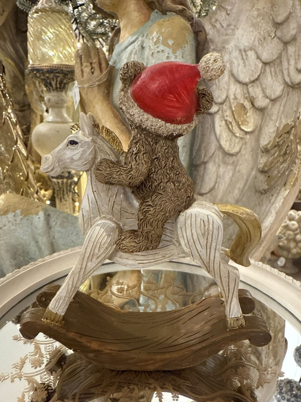 Figurine décorative ourson cavalier de Noël sur cheval à bascule, tons blanc patiné brun et rouge, style romantique shabby chic et ambiance féérique