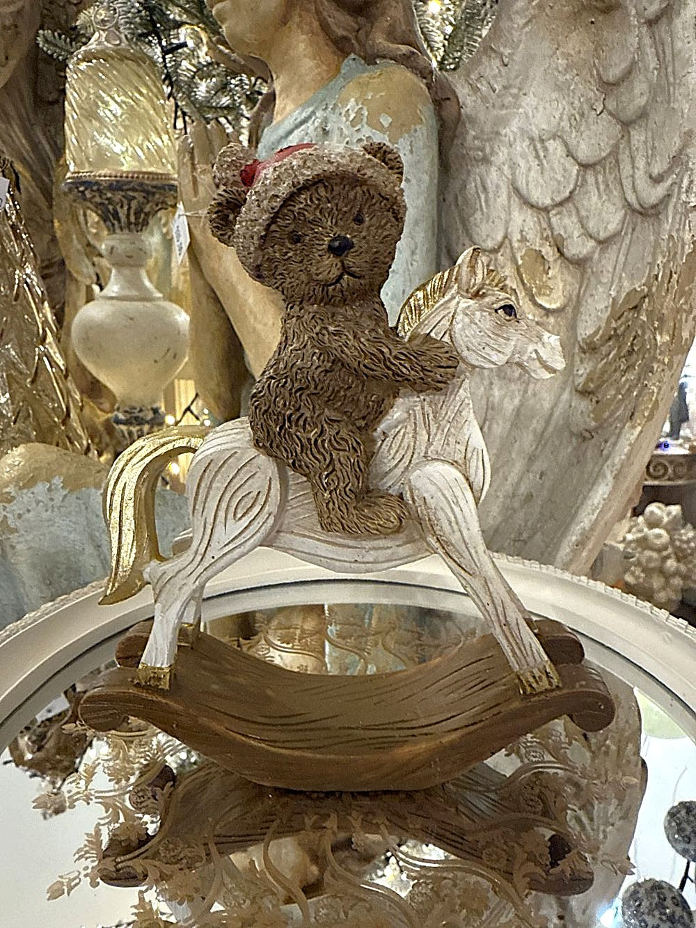 Figurine décorative ourson cavalier de Noël sur cheval à bascule, tons blanc patiné brun et rouge, style romantique shabby chic et ambiance féérique