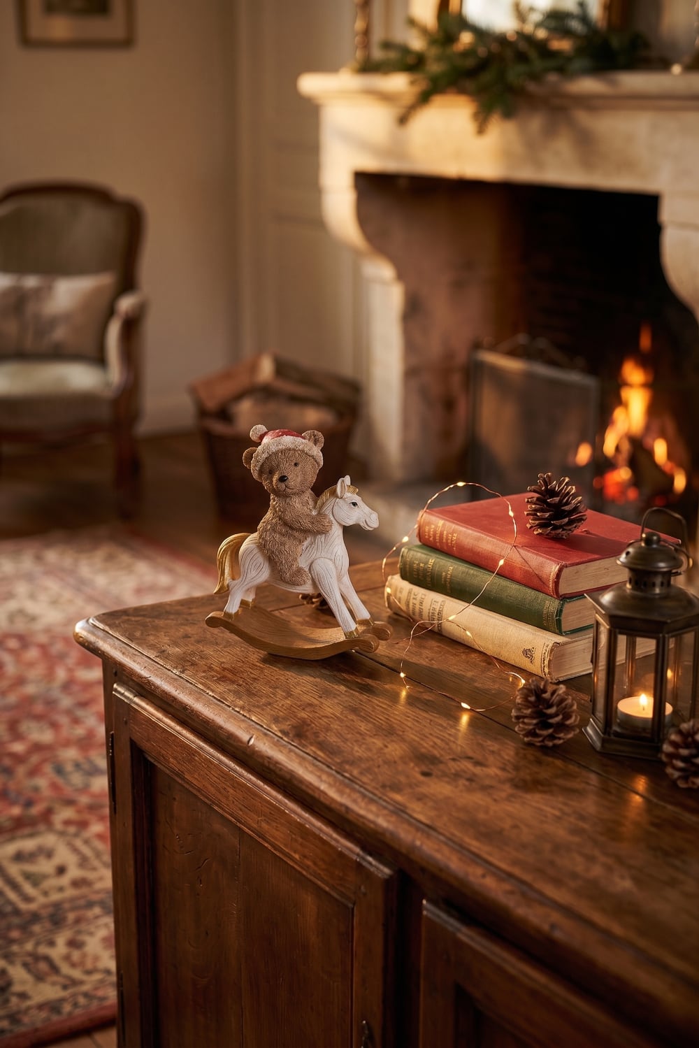 Figurine décorative ourson cavalier de Noël sur cheval à bascule, tons blanc patiné brun et rouge, style romantique shabby chic et ambiance féérique