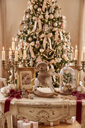 Figurine décorative ourson cavalier de Noël sur cheval à bascule, tons blanc patiné brun et rouge, style romantique shabby chic et ambiance féérique