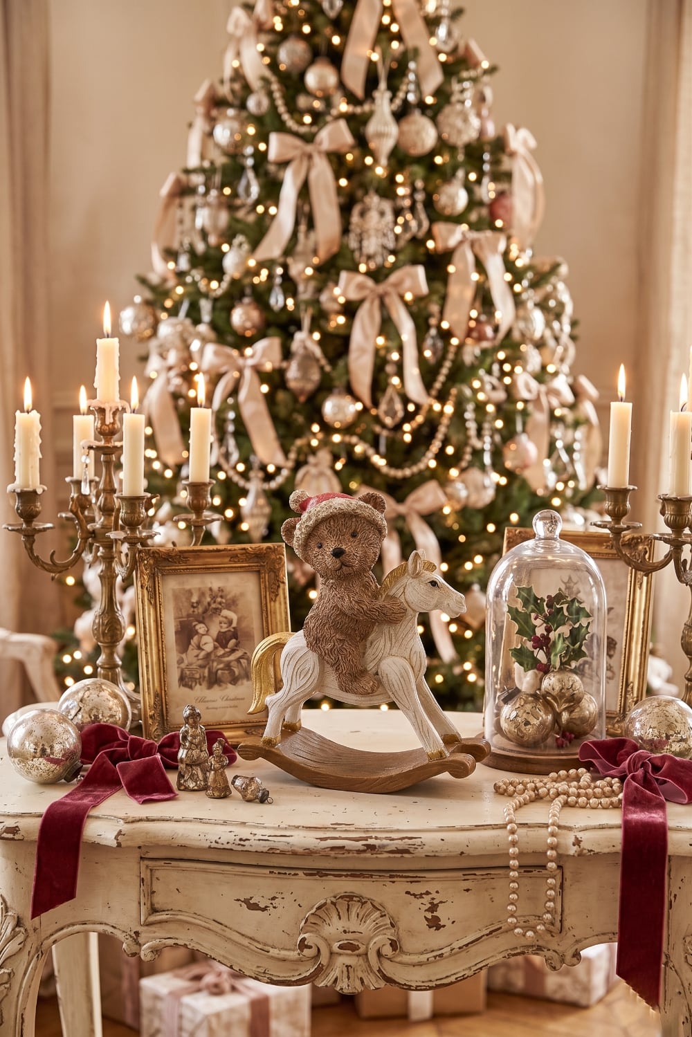 Figurine décorative ourson cavalier de Noël sur cheval à bascule, tons blanc patiné brun et rouge, style romantique shabby chic et ambiance féérique
