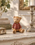 Petite figurine décorative ourson beige et caramel avec pull rouge, style shabby chic et poétique pour étagère ou décoration de charme