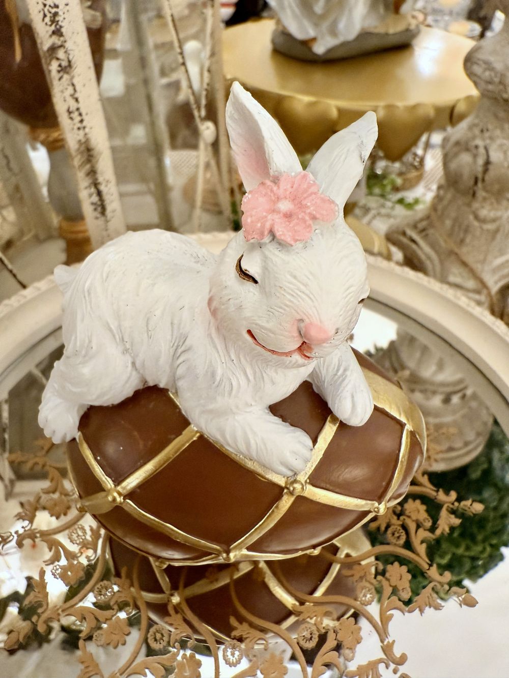 Figurine de Pâques lapinette avec œuf chocolat doré, décoration poétique et féérique, tons dorés et chocolat, ambiance de charme printanière