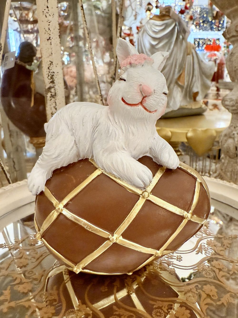 Figurine de Pâques lapinette avec œuf chocolat doré, décoration poétique et féérique, tons dorés et chocolat, ambiance de charme printanière