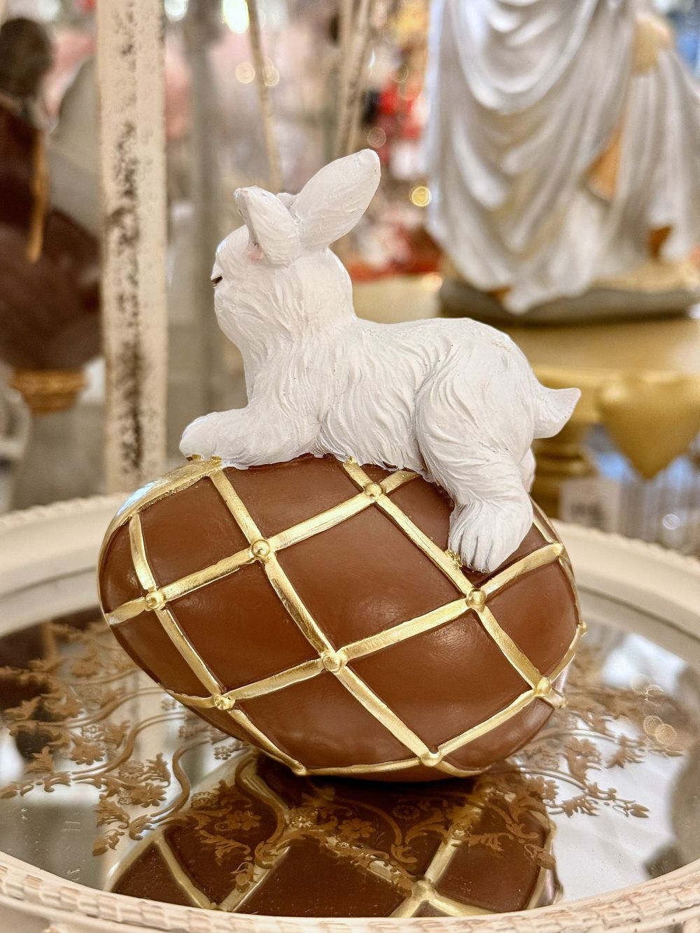 Figurine de Pâques lapinette avec œuf chocolat doré, décoration poétique et féérique, tons dorés et chocolat, ambiance de charme printanière