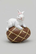 Figurine de Pâques lapinette avec œuf chocolat doré, décoration poétique et féérique, tons dorés et chocolat, ambiance de charme printanière