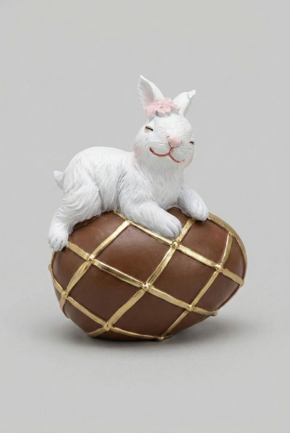 Figurine de Pâques lapinette avec œuf chocolat doré, décoration poétique et féérique, tons dorés et chocolat, ambiance de charme printanière