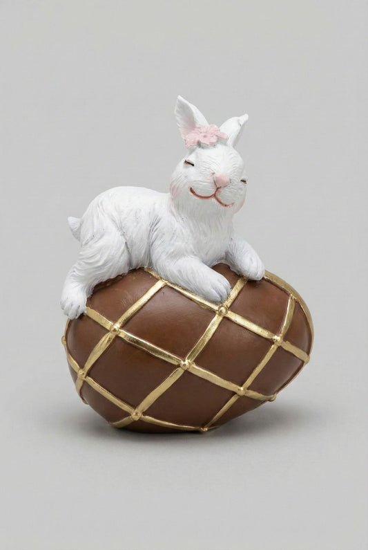 Figurine de Pâques lapinette avec œuf chocolat doré, décoration poétique et féérique, tons dorés et chocolat, ambiance de charme printanière