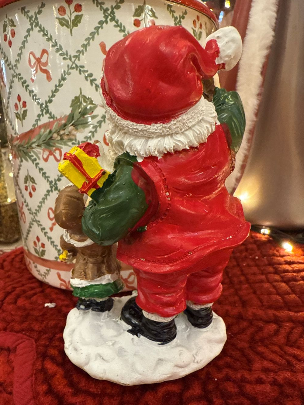 Figurine Père Noël avec enfant, décoration de Noël rouge blanc et vert, scène poétique et féérique, style shabby chic et décoration de charme, hauteur 14 cm
