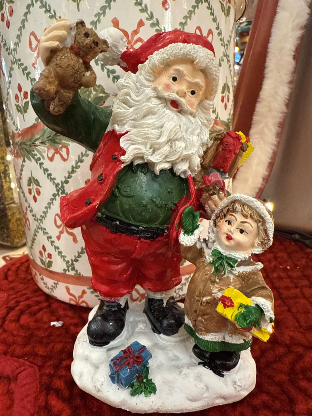 Figurine Père Noël avec enfant, décoration de Noël rouge blanc et vert, scène poétique et féérique, style shabby chic et décoration de charme, hauteur 14 cm