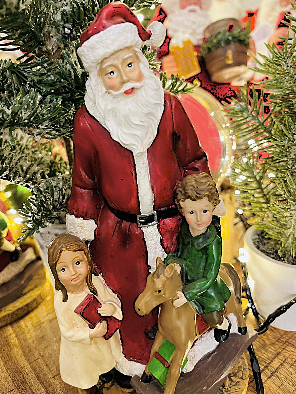 Figurine décorative de Noël représentant un Père Noël avec deux enfants, couleurs rouge blanc et vert, style romantique et féérique, hauteur 20 cm