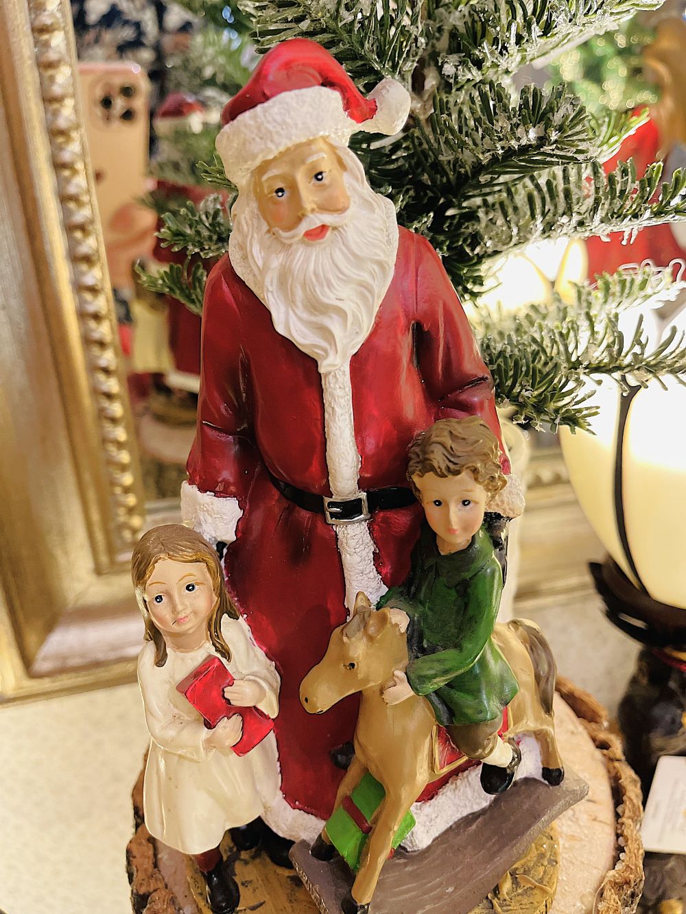 Figurine décorative de Noël représentant un Père Noël avec deux enfants, couleurs rouge blanc et vert, style romantique et féérique, hauteur 20 cm
