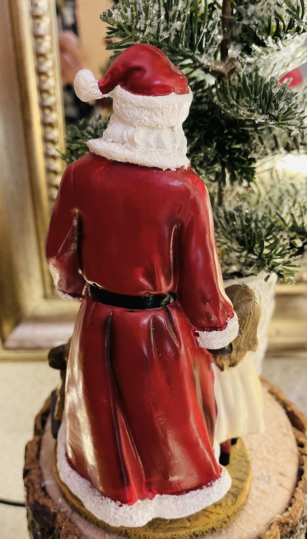 Figurine décorative de Noël représentant un Père Noël avec deux enfants, couleurs rouge blanc et vert, style romantique et féérique, hauteur 20 cm