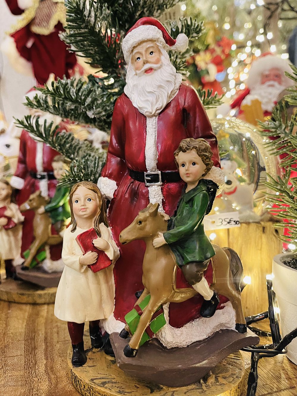 Figurine décorative de Noël représentant un Père Noël avec deux enfants, couleurs rouge blanc et vert, style romantique et féérique, hauteur 20 cm