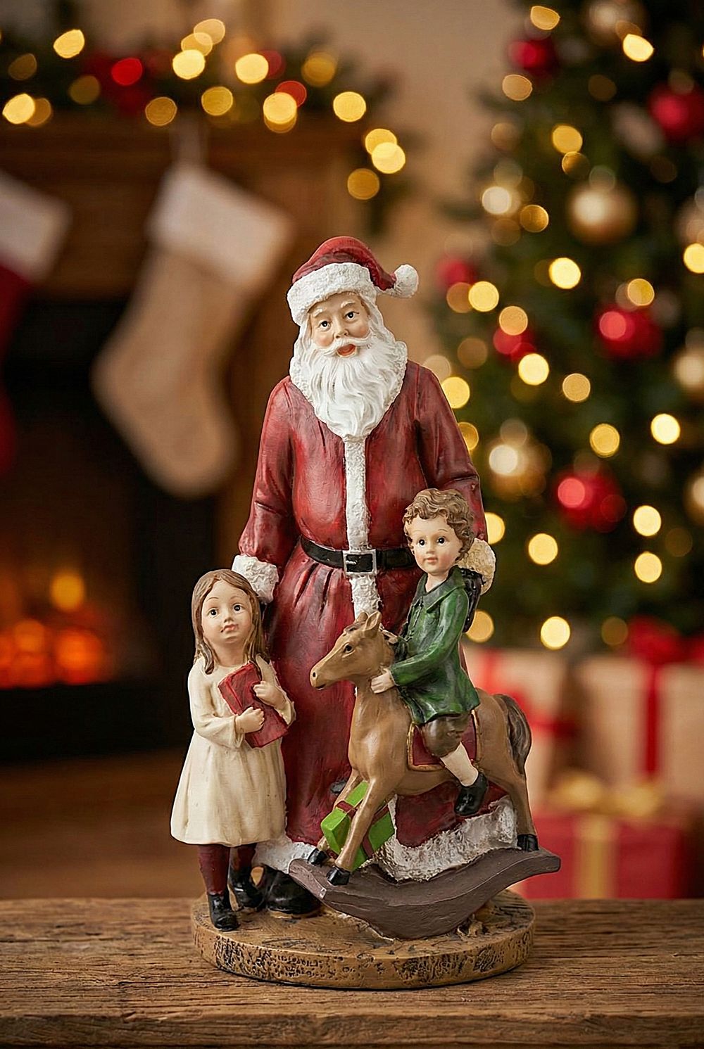 Figurine décorative de Noël représentant un Père Noël avec deux enfants, couleurs rouge blanc et vert, style romantique et féérique, hauteur 20 cm