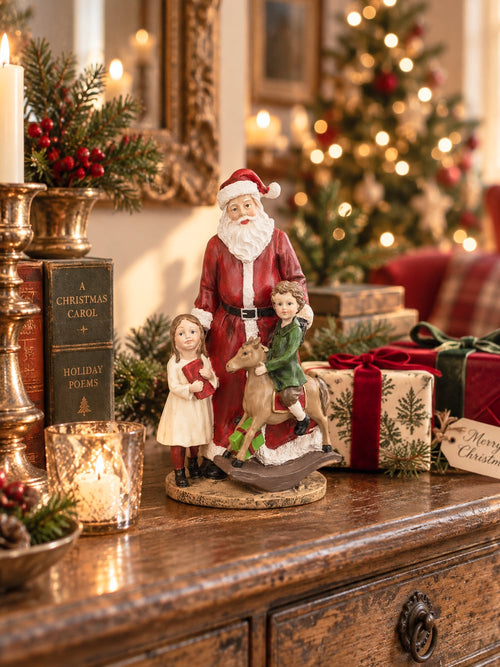 Figurine décorative de Noël représentant un Père Noël avec deux enfants, couleurs rouge blanc et vert, style romantique et féérique, hauteur 20 cm