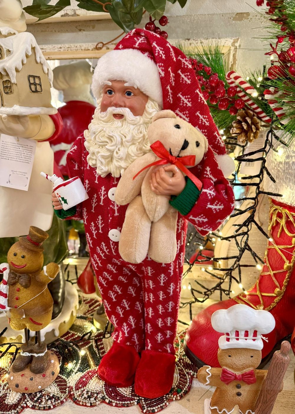 Figurine Père Noël en pyjama rouge tenant un ourson crème, décoration de Noël shabby chic et poétique, hauteur 45 cm