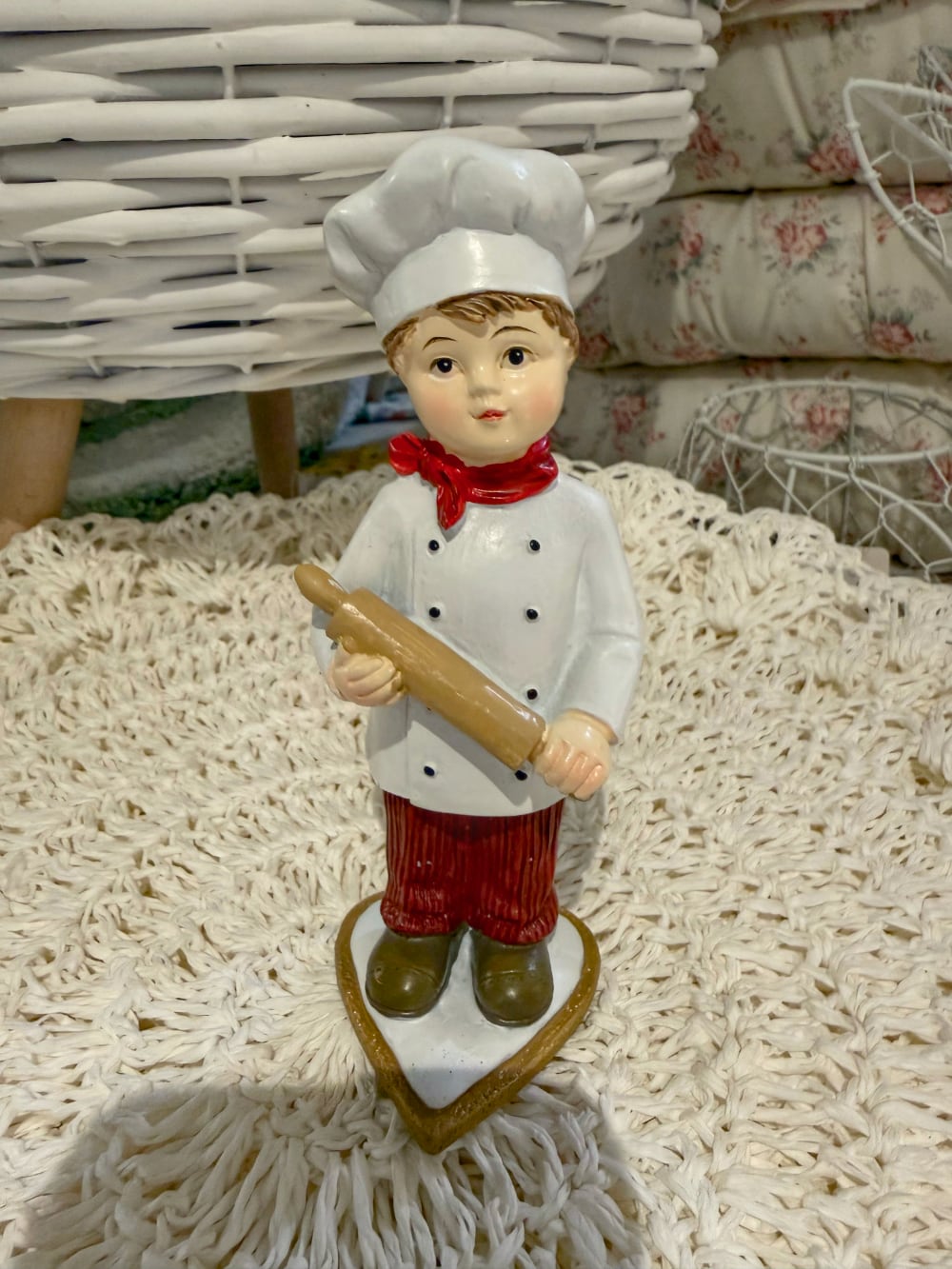 Figurine Petit Cuisinier de Noël blanc et rouge tenant un rouleau à pâtisserie, décoration rétro et gourmande pour la cuisine