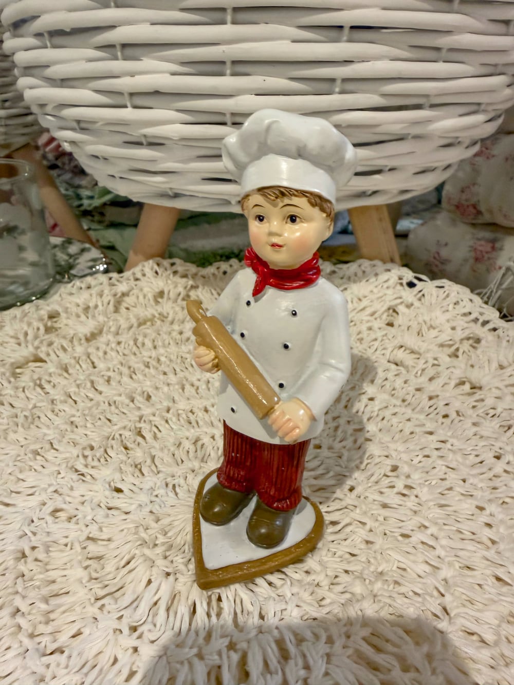 Figurine Petit Cuisinier de Noël blanc et rouge tenant un rouleau à pâtisserie, décoration rétro et gourmande pour la cuisine
