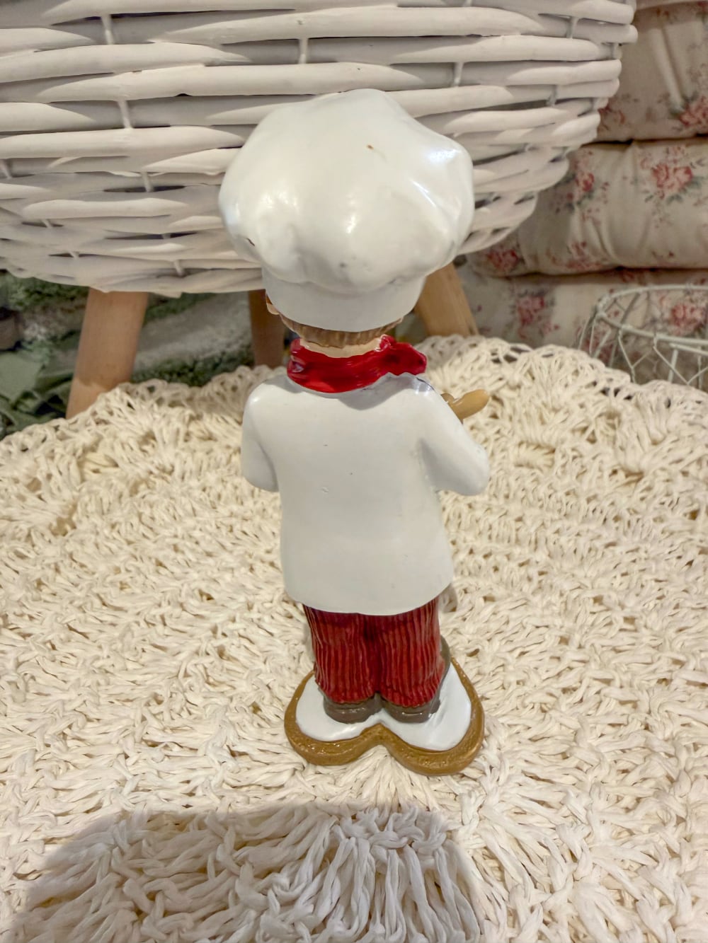 Figurine Petit Cuisinier de Noël blanc et rouge tenant un rouleau à pâtisserie, décoration rétro et gourmande pour la cuisine