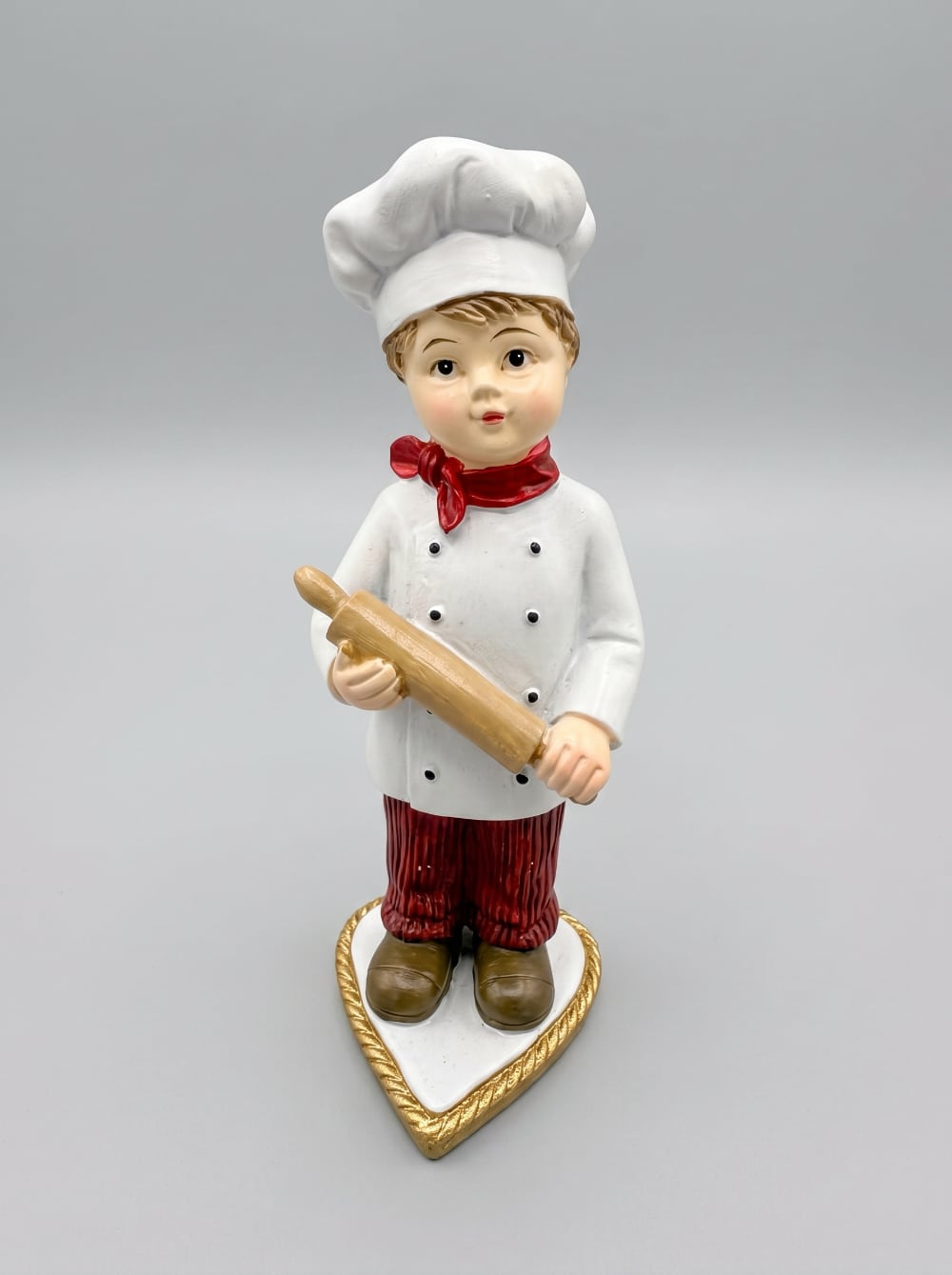 Figurine Petit Cuisinier de Noël blanc et rouge tenant un rouleau à pâtisserie, décoration rétro et gourmande pour la cuisine