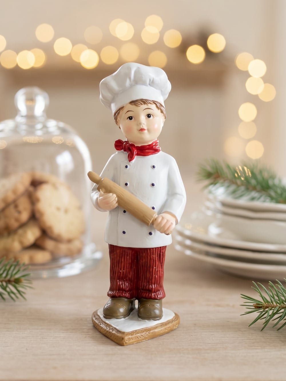 Figurine Petit Cuisinier de Noël blanc et rouge tenant un rouleau à pâtisserie, décoration rétro et gourmande pour la cuisine