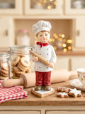 Figurine Petit Cuisinier de Noël blanc et rouge tenant un rouleau à pâtisserie, décoration rétro et gourmande pour la cuisine