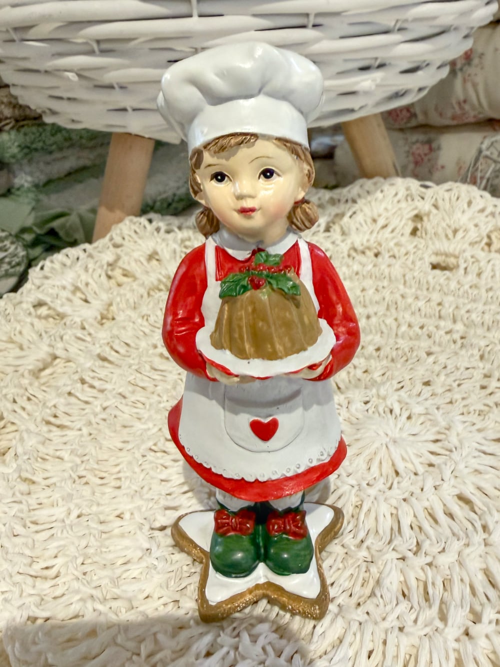Figurine Petite Cuisinière de Noël rouge, blanche et verte tenant un gâteau, décoration rétro et gourmande pour la cuisine
