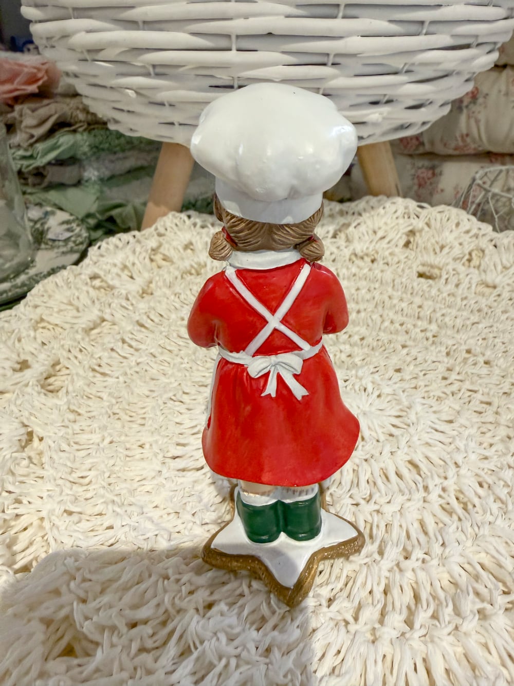 Figurine Petite Cuisinière de Noël rouge, blanche et verte tenant un gâteau, décoration rétro et gourmande pour la cuisine