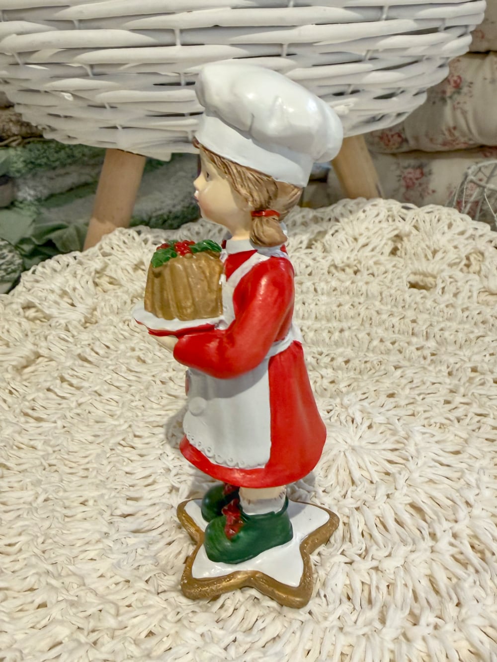 Figurine Petite Cuisinière de Noël rouge, blanche et verte tenant un gâteau, décoration rétro et gourmande pour la cuisine