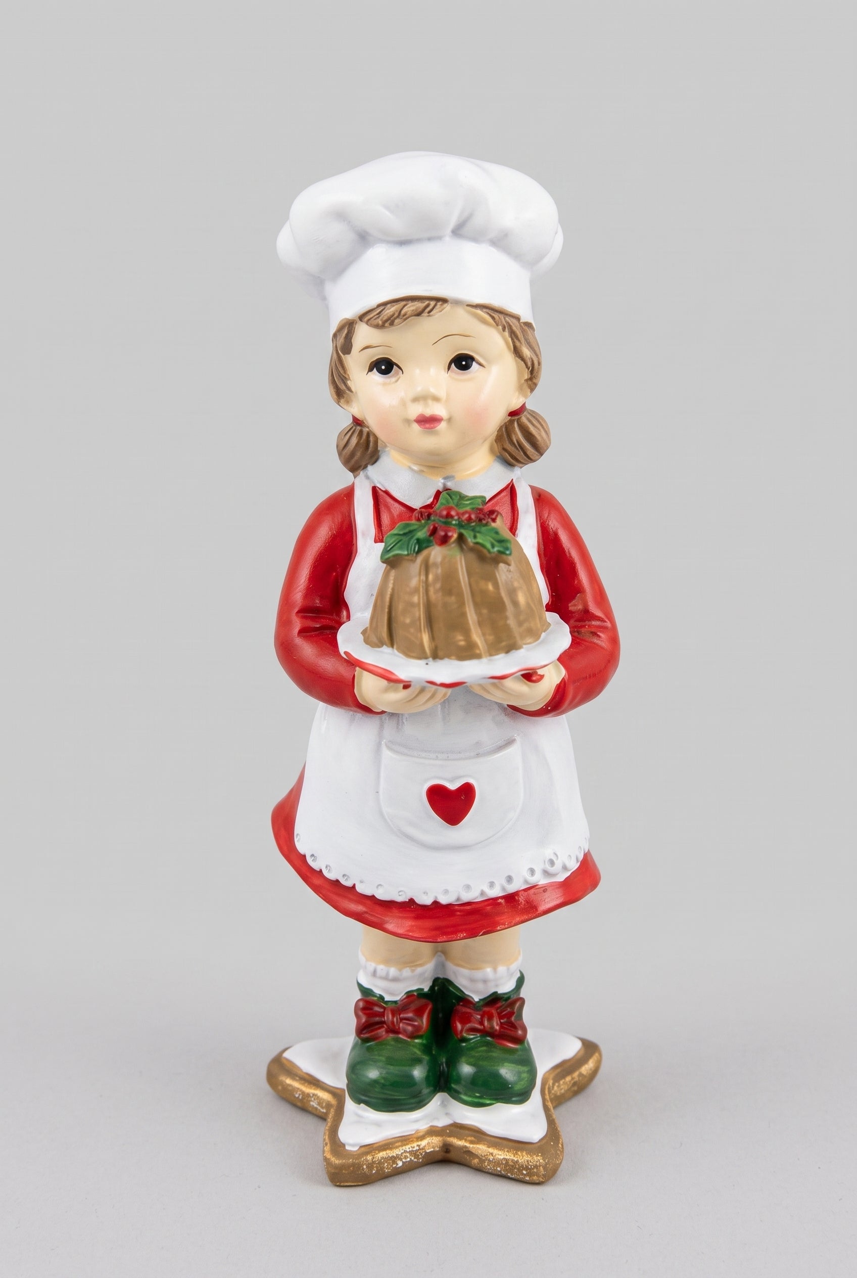 Figurine Petite Cuisinière de Noël rouge, blanche et verte tenant un gâteau, décoration rétro et gourmande pour la cuisine