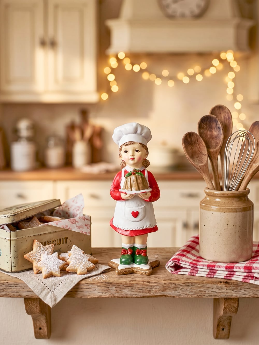 Figurine Petite Cuisinière de Noël rouge, blanche et verte tenant un gâteau, décoration rétro et gourmande pour la cuisine