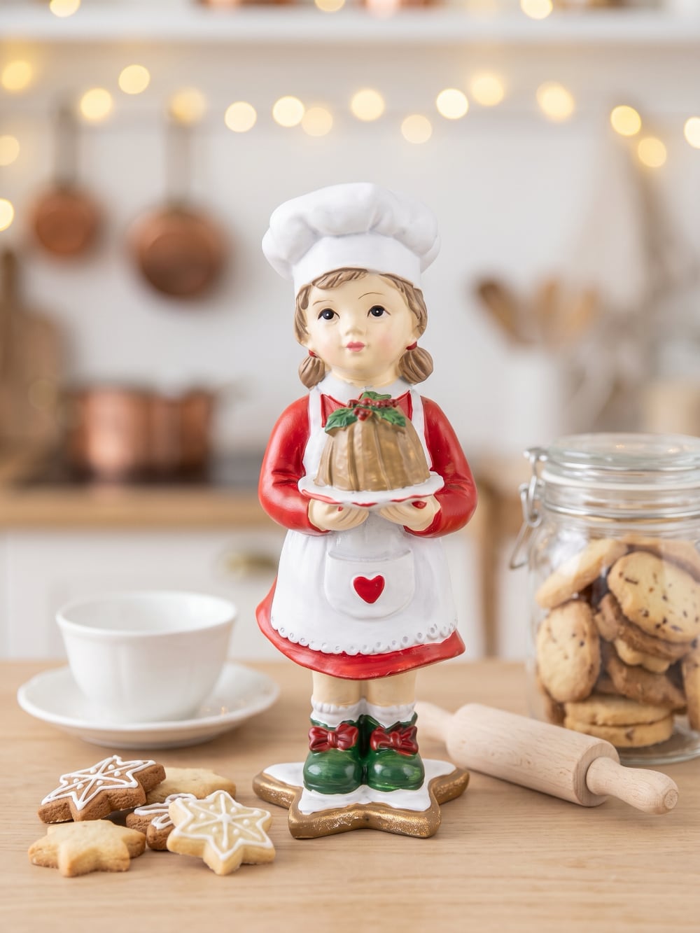 Figurine Petite Cuisinière de Noël rouge, blanche et verte tenant un gâteau, décoration rétro et gourmande pour la cuisine