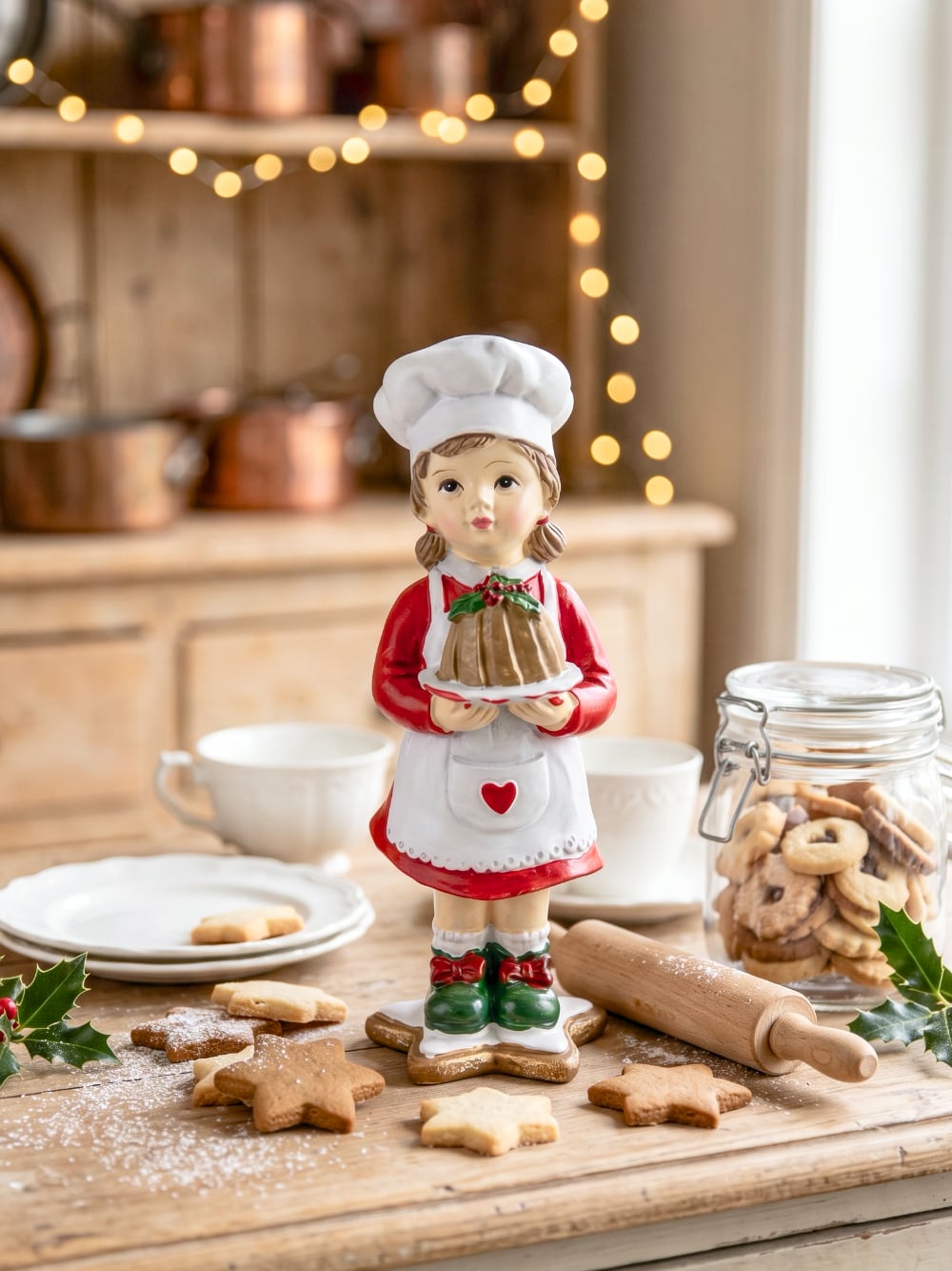 Figurine Petite Cuisinière de Noël rouge, blanche et verte tenant un gâteau, décoration rétro et gourmande pour la cuisine