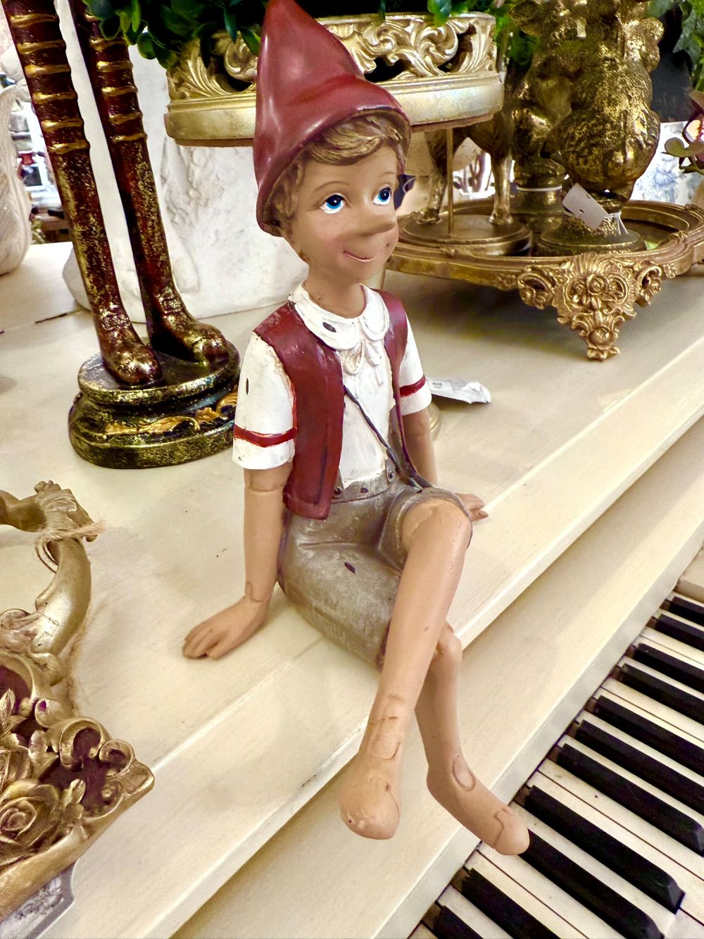 Figurine décorative Pinocchio assis contemplatif en rouge bordeaux, beige et blanc, pour décoration romantique, style shabby chic et ambiance poétique
