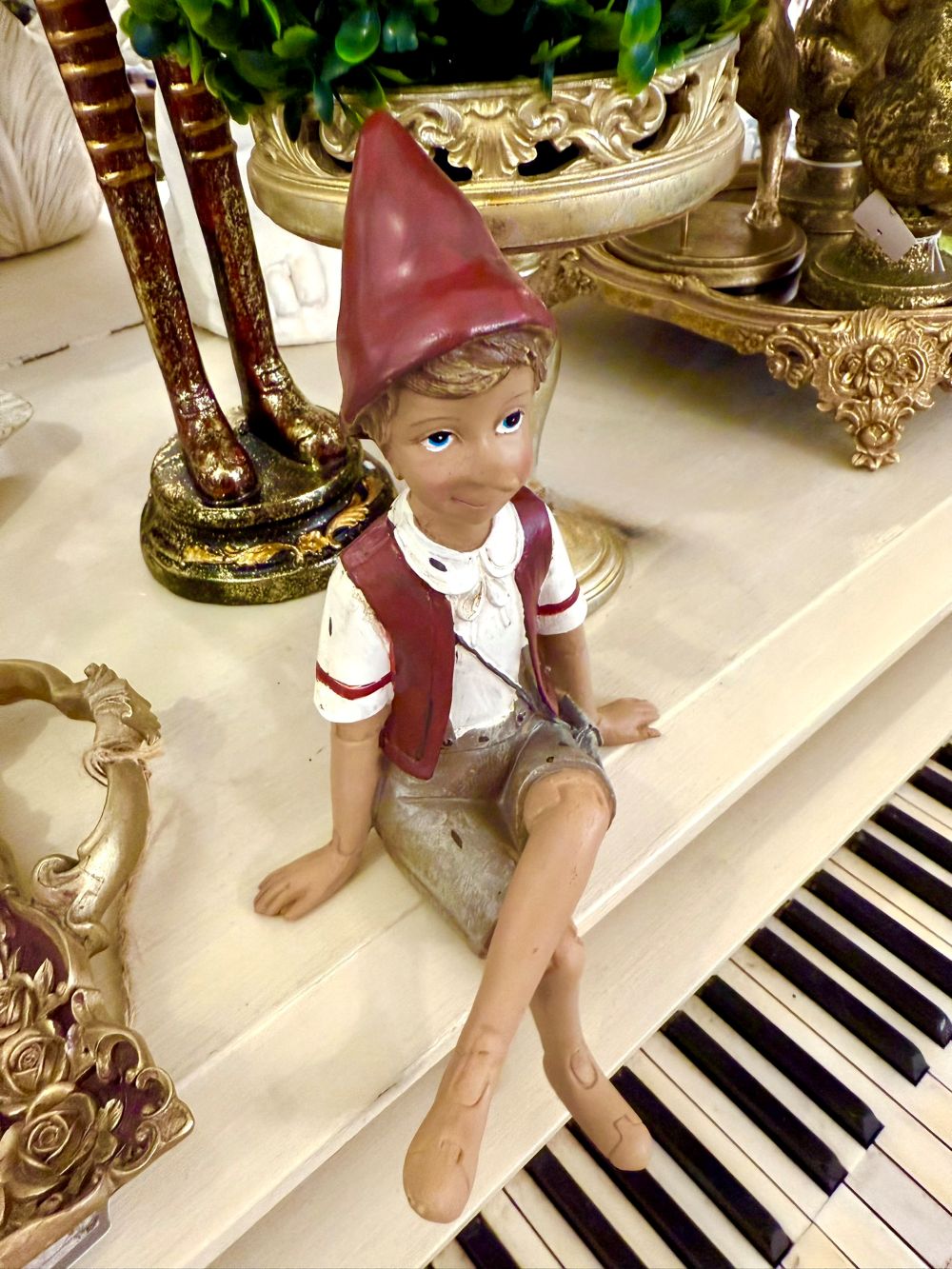 Figurine décorative Pinocchio assis contemplatif en rouge bordeaux, beige et blanc, pour décoration romantique, style shabby chic et ambiance poétique