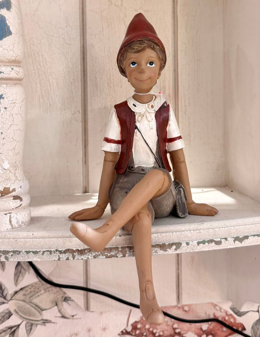 Figurine décorative Pinocchio assis contemplatif en rouge bordeaux, beige et blanc, pour décoration romantique, style shabby chic et ambiance poétique