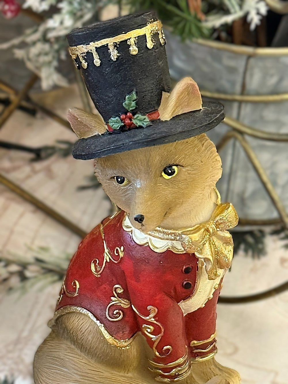Figurine décorative de petit renard chapeauté 18 cm, en habit rouge et doré, style romantique et féérique, idéale pour une décoration shabby chic et de charme