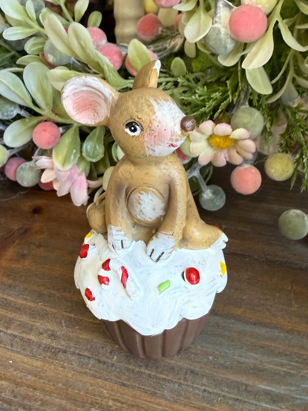 Figurine souris beige assise sur un cupcake blanc décoré, ambiance romantique shabby chic et décoration printanière pleine de charme
