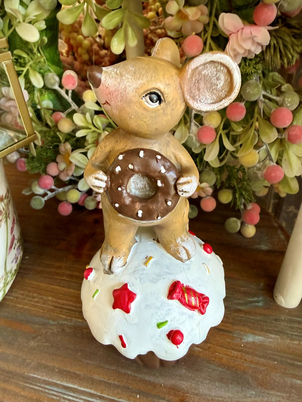 Figurine souris décorative tenant un donut chocolaté posée sur un gâteau blanc, style romantique shabby chic et décoration de charme