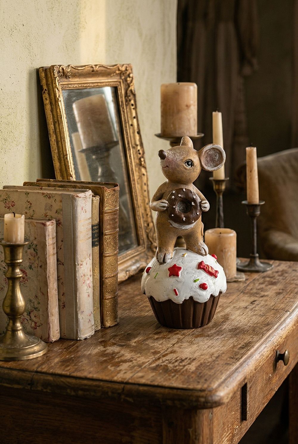 Figurine souris décorative tenant un donut chocolaté posée sur un gâteau blanc, style romantique shabby chic et décoration de charme