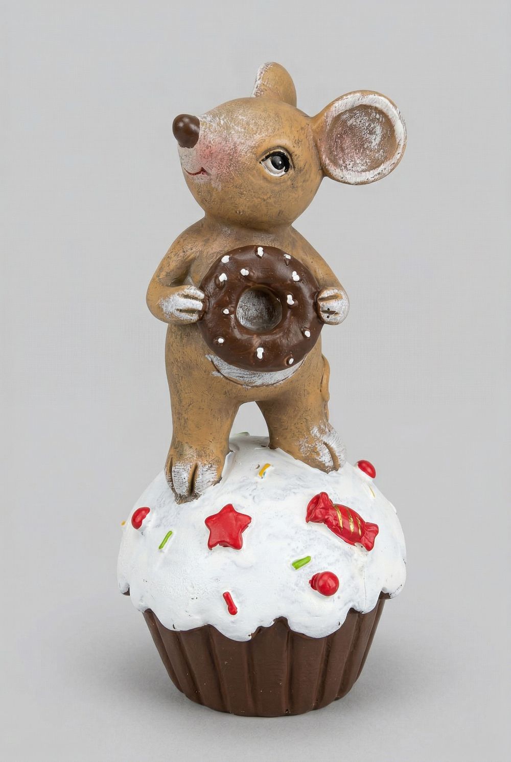 Figurine souris décorative tenant un donut chocolaté posée sur un gâteau blanc, style romantique shabby chic et décoration de charme