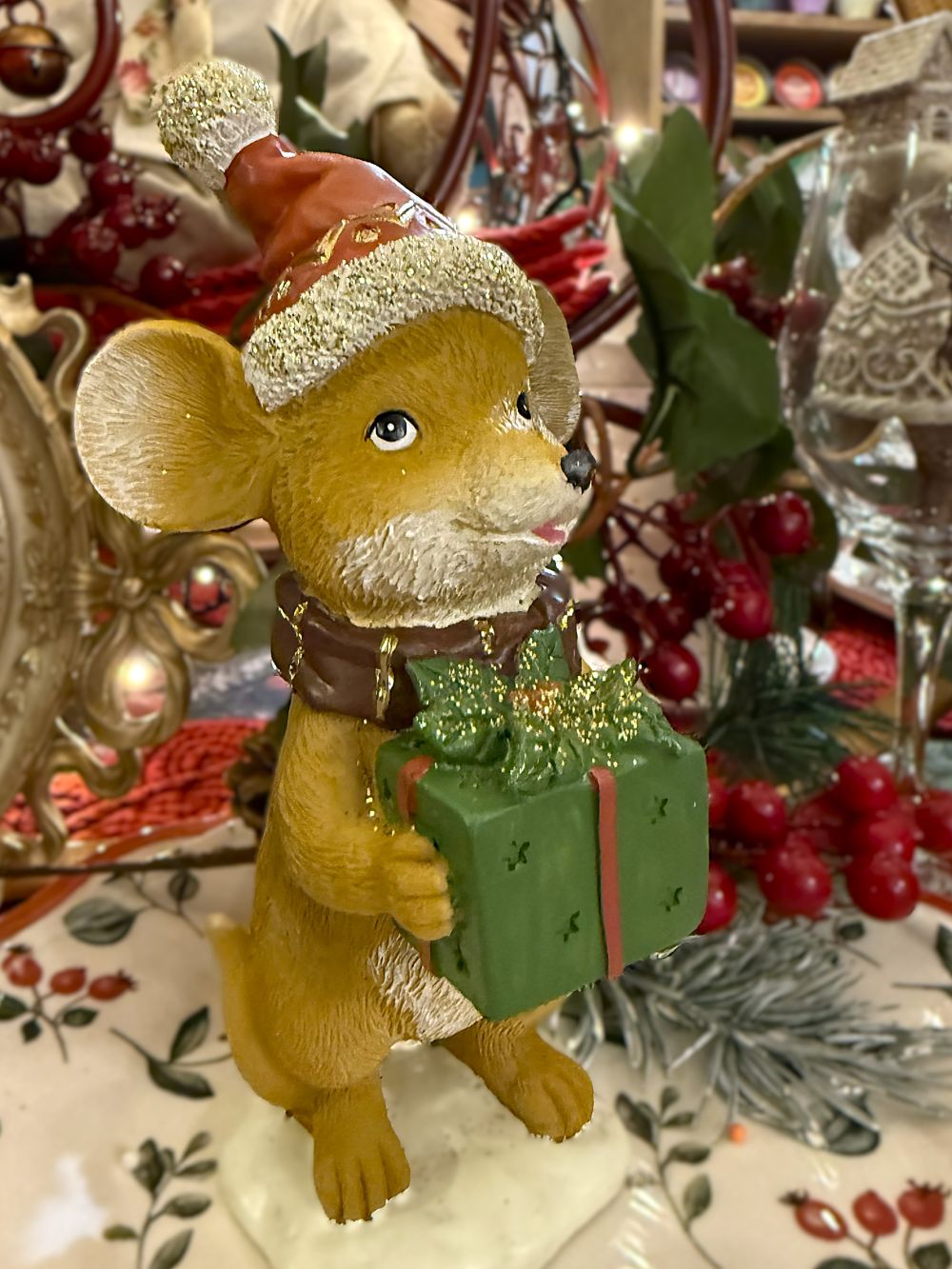 Figurine Souris de Noël au Cadeau, bonnet rouge pailleté et présent vert, décoration féérique et shabby chic de 20 cm