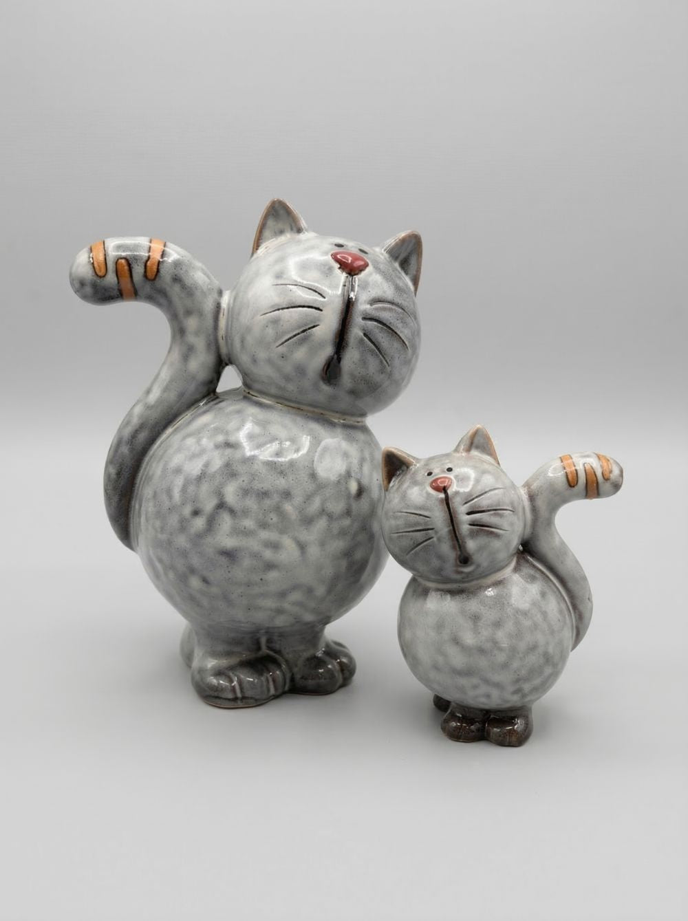 Duo de figurines chats décoratifs gris en terre cuite avec détails rosés, style charmant et poétique pour décoration romantique et shabby chic