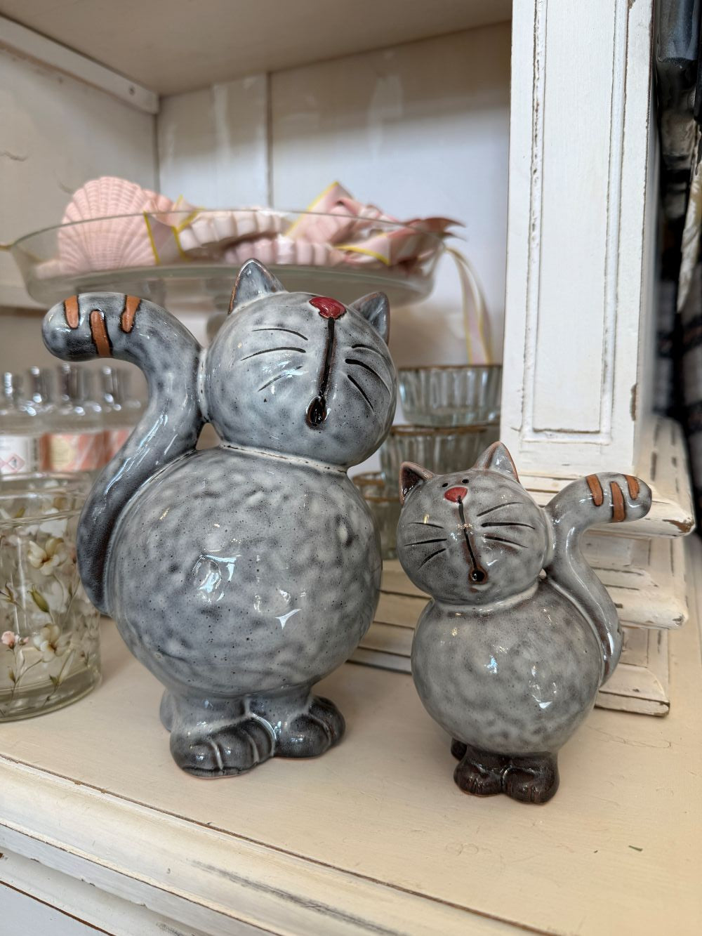 Duo de figurines chats décoratifs gris en terre cuite avec détails rosés, style charmant et poétique pour décoration romantique et shabby chic